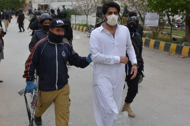 Pakistan’da kendilerine yeterince koruyucu malzeme verilmediği için eylem yapan sağlık çalışanlarına polis saldırdı