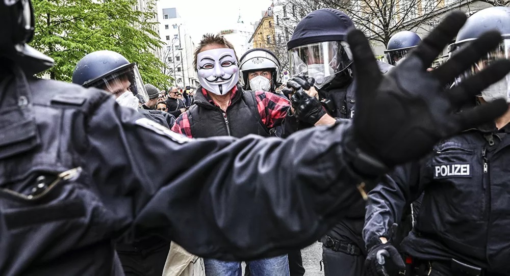 Almanya: Berlin ve Hamburg’da polis göstericilere saldırdı