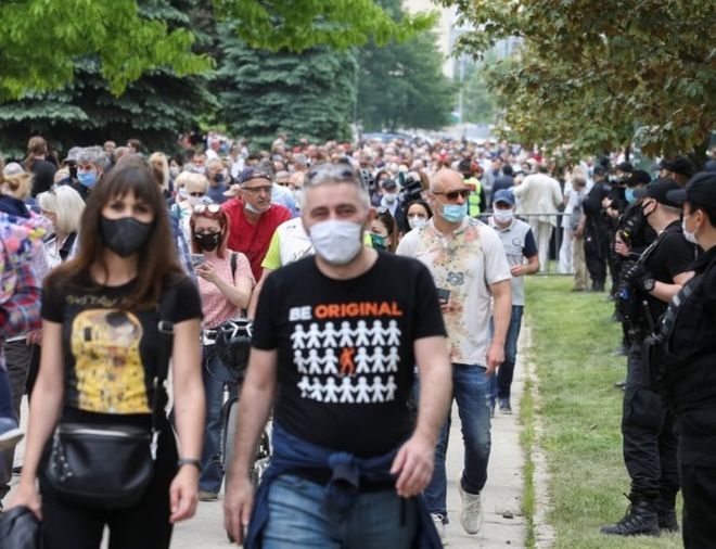Bosna Hersek’te Katolik kilisesinin, Hırvat Nazi yanlısı Ustasha birlikleri için düzenlediği anmaya karşı 5000 anti-faşist yürüdü