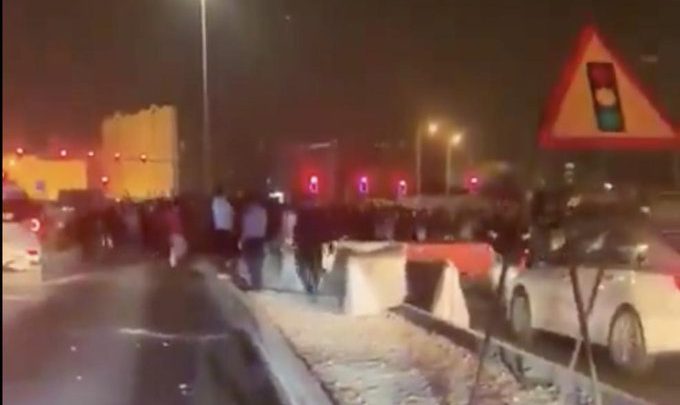 Katar’da göçmen işçiler, ödenmeyen ücretleri için başkent Doha anayolunu trafiğe kapatarak eylem yaptı
