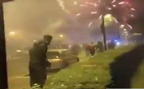 Paris’te bir gencin motosikletiyle polisten kaçarken trenle çarpışarak yaşamını yitirmesi sonrası eylemler patlak verdi