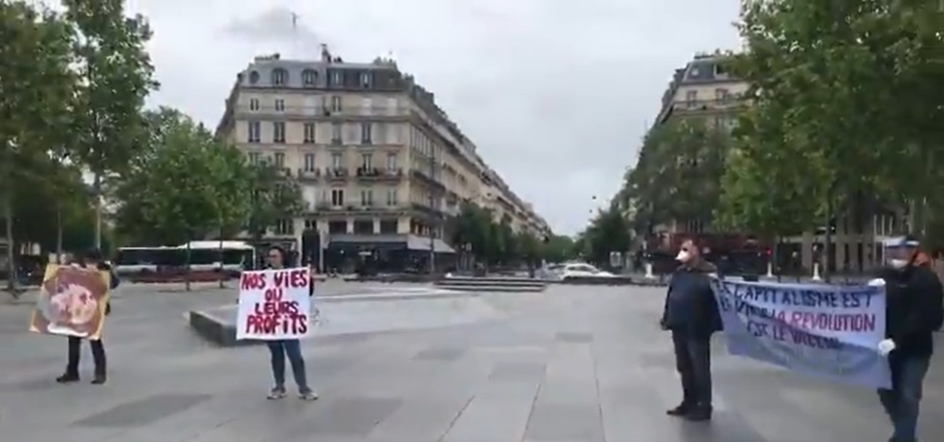 Paris’te Republique Meydanı’nda eylem yapmak isteyenler polis tarafından gözaltına alındı
