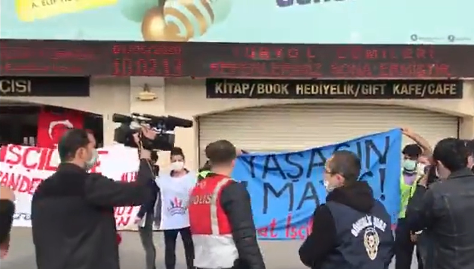 Kadıköy’de eylem yapan İnşaat-İş ve Umut-Sen üyelerine polis saldırdı