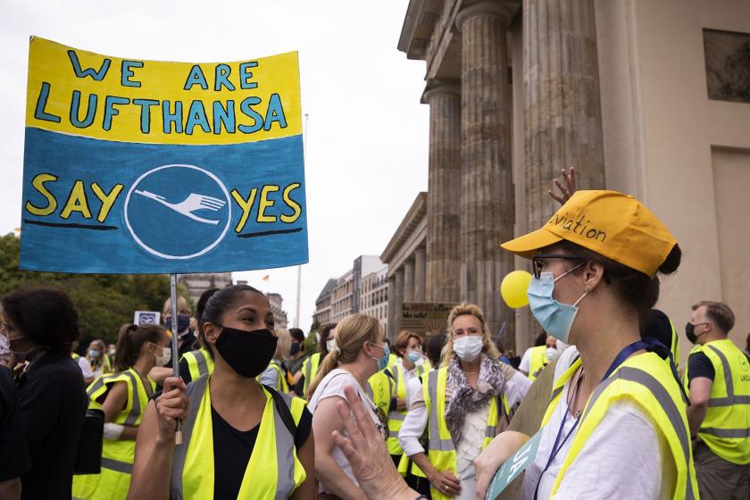 Lufthansa çalışanları, hükümetin kurtarma paketini görüşeceği toplantı öncesi pek çok şehirde eylem yaptı