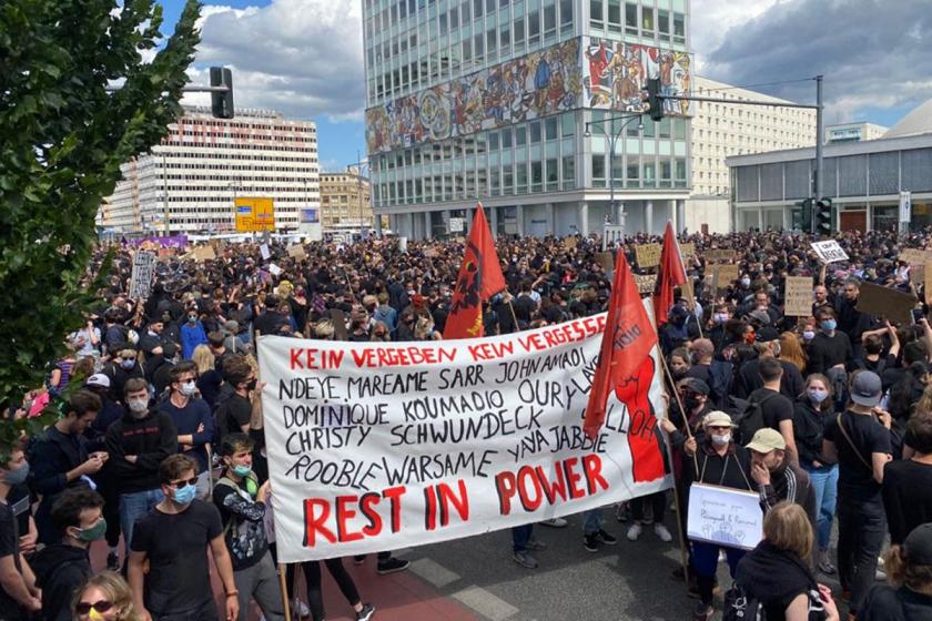 Almanya’da yüz binlerce kişi ırkçılığa karşı yürüdü