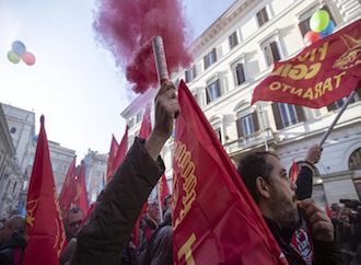 İtalya’da binlerce işçi ArcelorMittal’in toplu işten çıkarma planına karşı greve çıktı