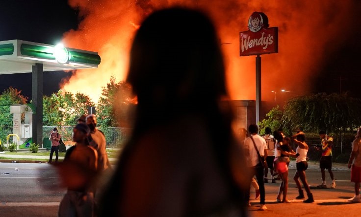 Atlanta’da polisin bir siyahiyi daha öldürülmesi isyanı körükledi, cinayetin işlendiği Wendy’s ateşe verildi