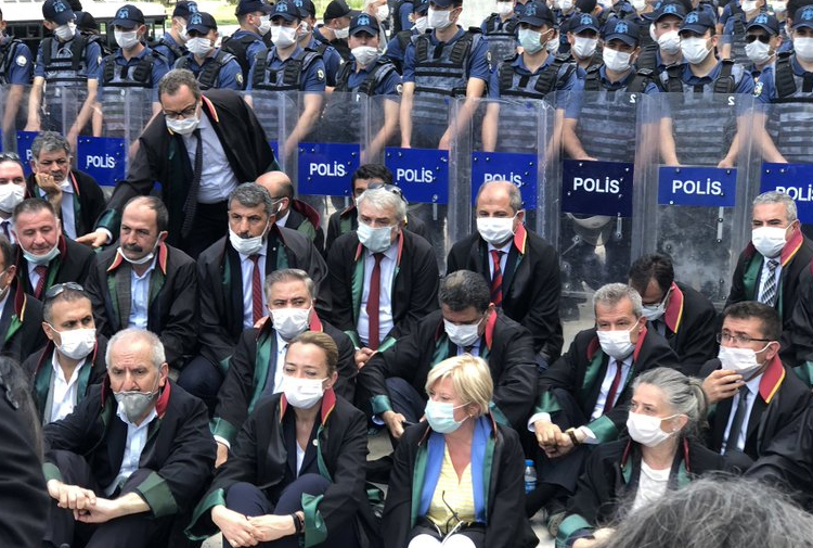 Baroların Ankara yürüyüşüne polis engeli:  Ankara’nın girişinde polis baro başkanlarına saldırdı, bir çok ilde eylemler gerçekleştirildi