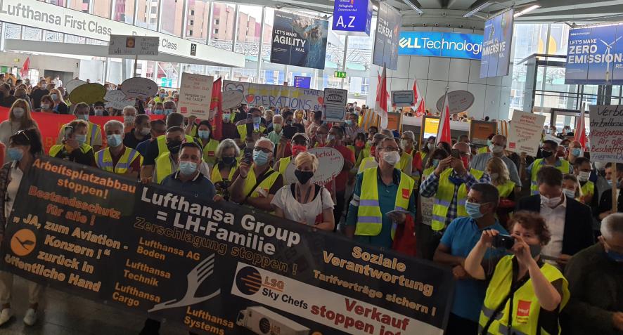 Frankfurt havaalanı çalışanları işten çıkarmalara karşı eylem yaptı