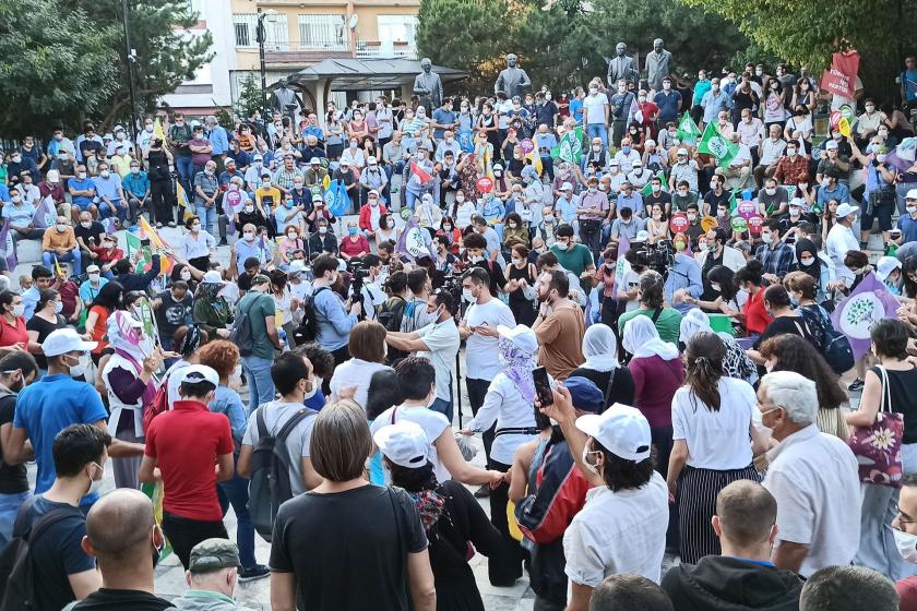 HDP’nin Demokrasi Yürüyüşü kapsamında yüzlerce kişi Beşiktaş Abbasağa Parkı’nda bir araya geldi
