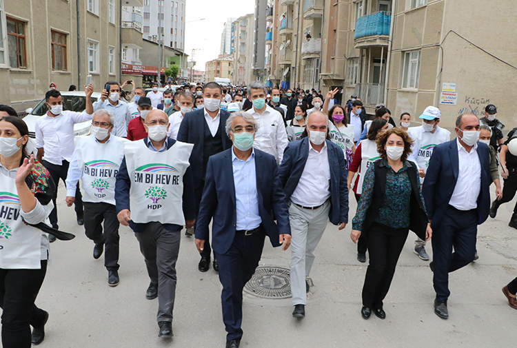 HDP’nin “Demokrasi Yürüyüşü” yasaklama ve polis saldırılarıyla başladı