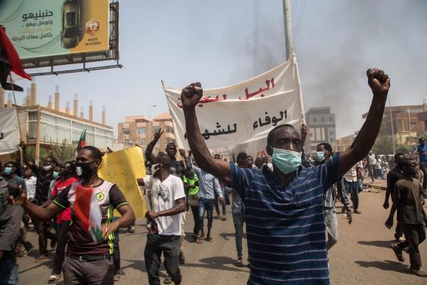 Sudan’da sokaklara inen binlerce kişi, geçici hükümeti protesto etti