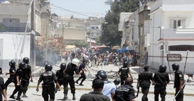 Tunus’ta artan işsizlik ve yoksulluk nedeniyle sokağa çıkan binlerce kişi polisle çatıştı