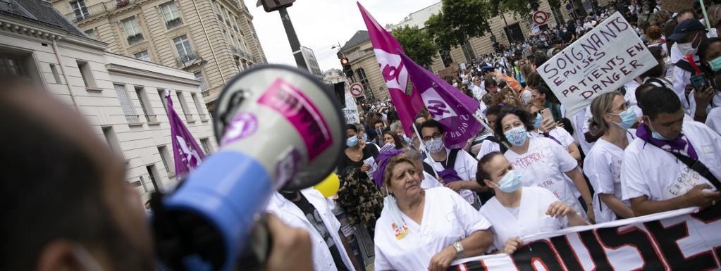 Fransa’da “öfkeli sağlıkçılar hareketi” sağlığa daha fazla bütçe ayrılması ve çalışanların koşullarının iyileştirilmesi talebiyle sokakta