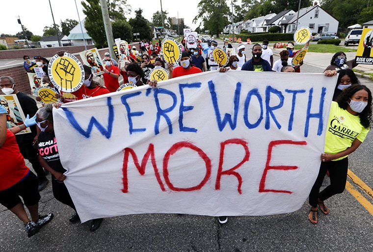 ABD’de işçiler gelir eşitsizliğine ve ırkçılığa karşı greve çıktı