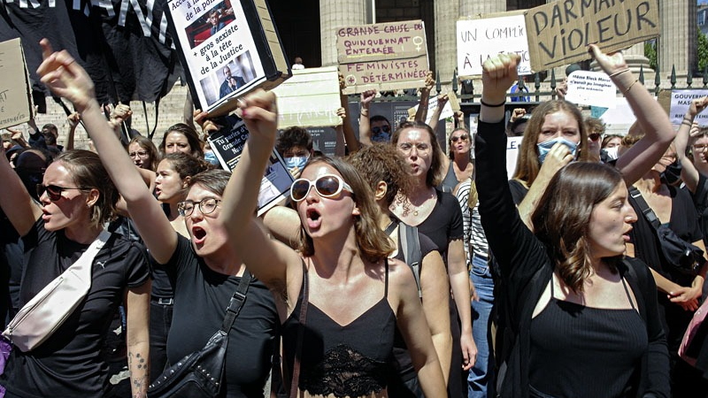 Fransa’da hakkında tecavüz suçlamaları olan Gerald Darmanin’ın İçişleri Bakanı yapılmasına karşı kadınlar eylem yaptı