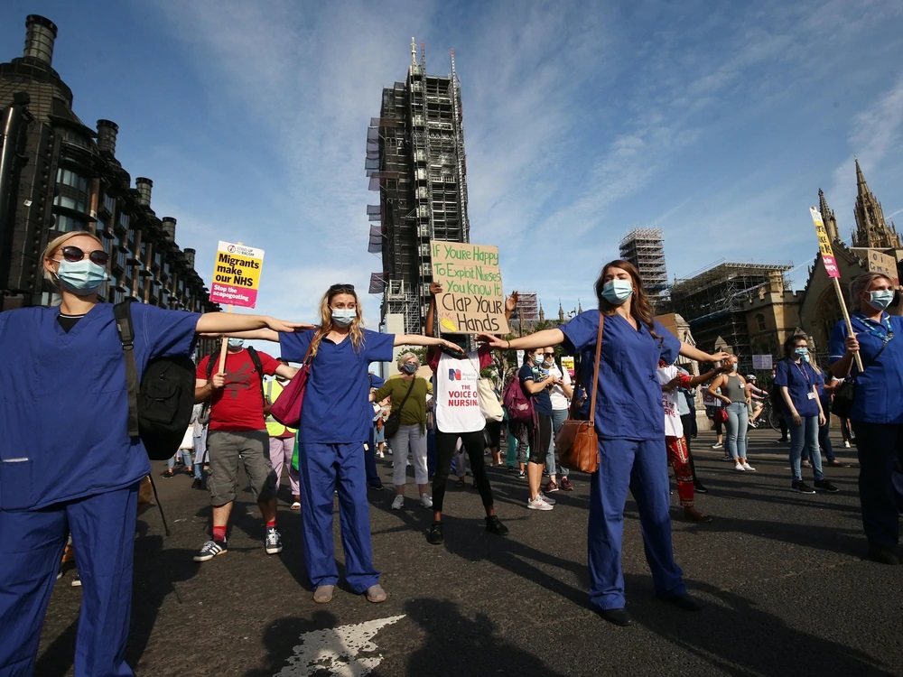 İngiltere’de sağlık çalışanları koşullarının düzeltilmesi talebiyle sokağa çıktı: Alkışlamak faturalarımı ödemeyecek