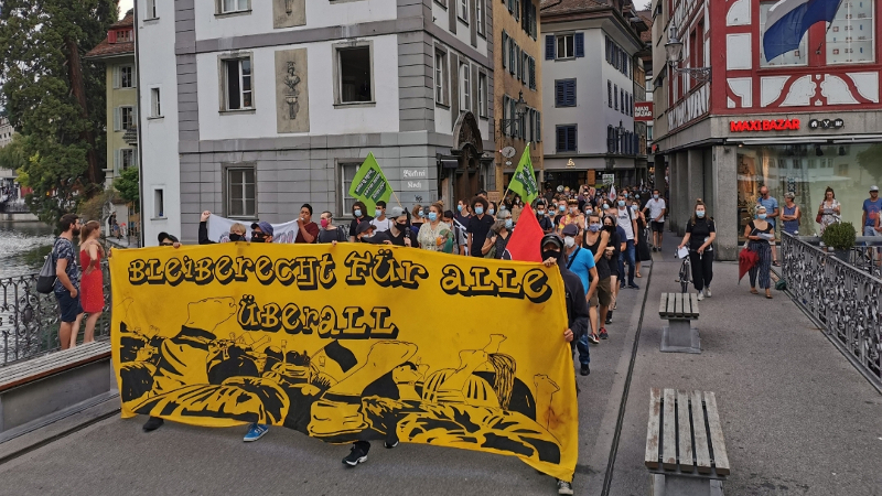 İsviçre’de hükümetin mülteci politikasına karşı “sığınmacılara kendi kaderini tayin hakkı tanınsın” eylemi