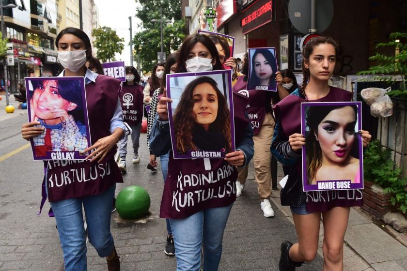 Kadınların İstanbul Sözleşmesi’nin geri çekilmek istenmesine karşı eylemleri sürüyor: Kadıköy’de öldürülen kadınların resimleri ağaçlara asıldı