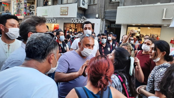 İzmir’de Pınar Gültekin için eylem yapan kadınlara polis saldırısı