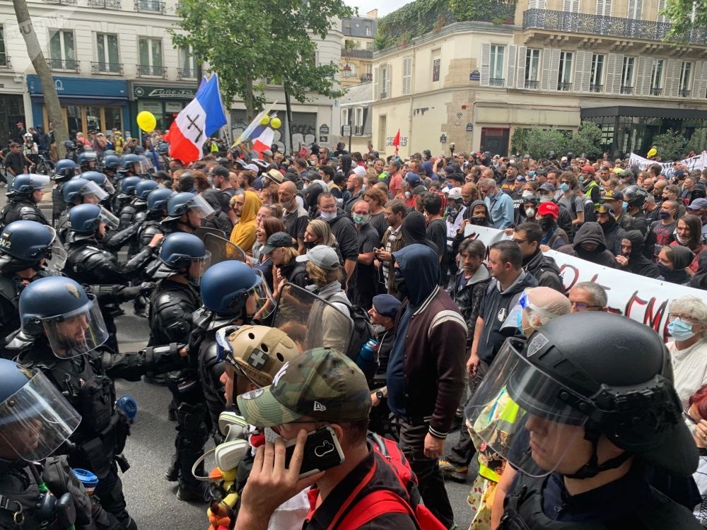 Fransa’da binlerce kişi Bastille Günü’nde sokaktaydı