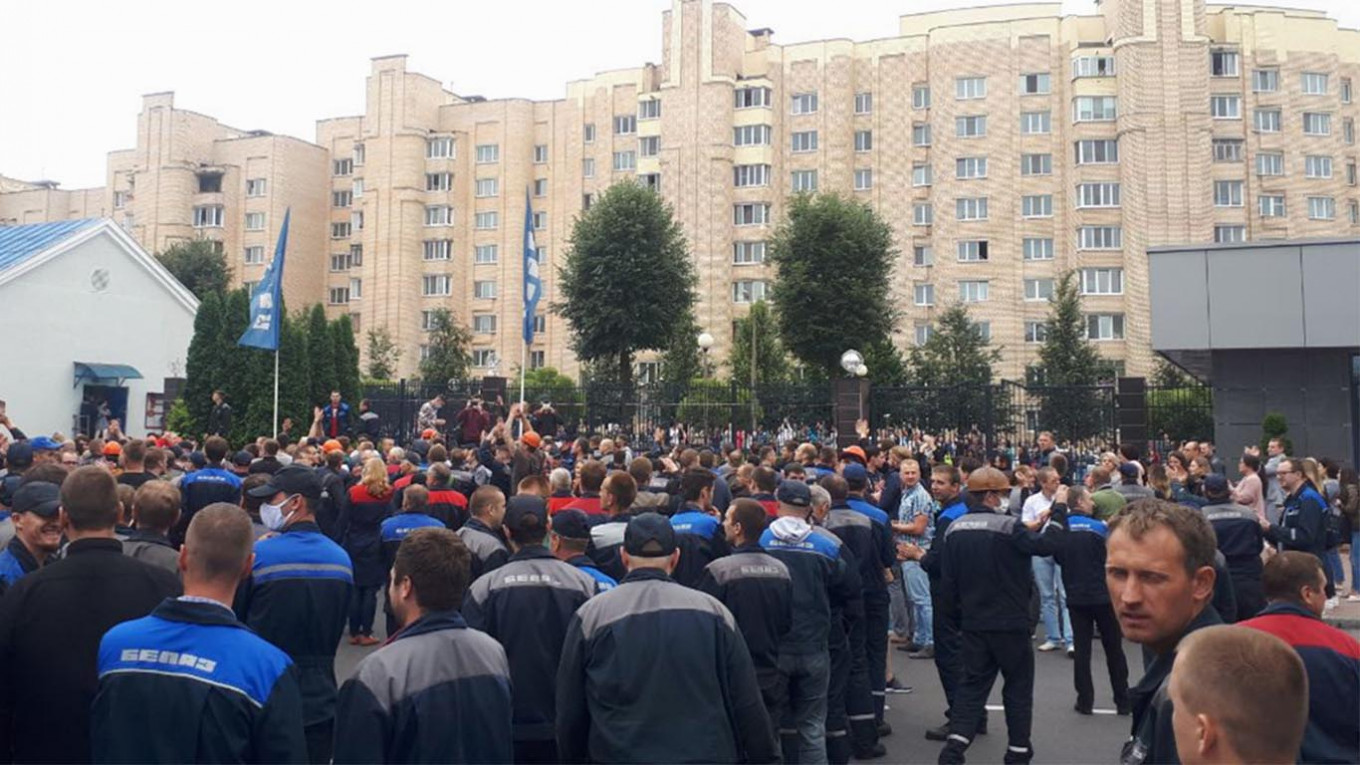 Belarus’ta binlerce işçi şaibeli seçimler sonrasında gerçekleşen eylemlere yönelik polis şiddetini protesto etmek için grevde