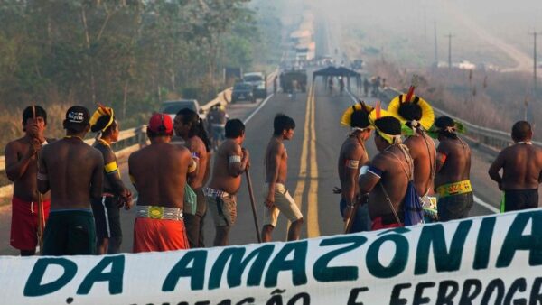 Brezilya’da yerli halk Covid-19’la mücadelede daha fazla destek ve ormansızlaştırmanın durdurulması talepleriyle anayolu bloke etti