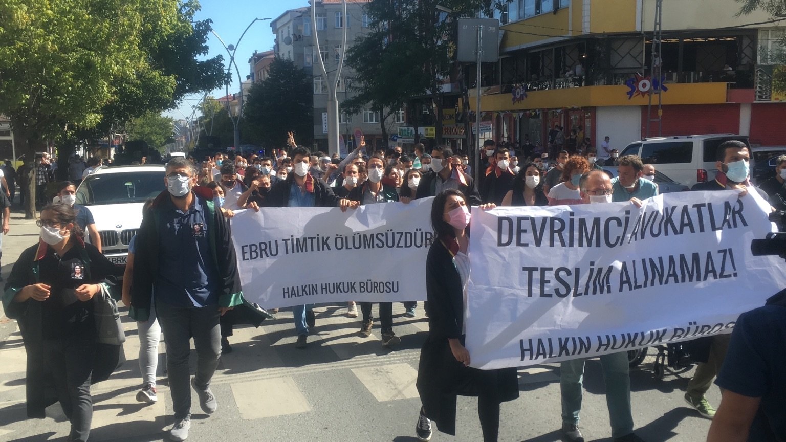 Avukat Ebru Timtik’in cenazesi polis saldırılarına rağmen yüzlerce kişi tarafından defnedildi