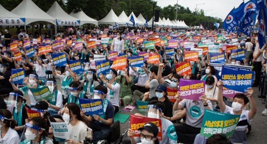 Güney Kore’de binlerce doktor ve stajyer hekim greve çıktı