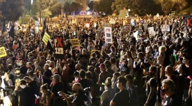 İsrail’de hükümet karşıtı eylemler sürüyor: Binlerce kişi Netanyahu’nun konutlarının önünde eylem gerçekleştirdi