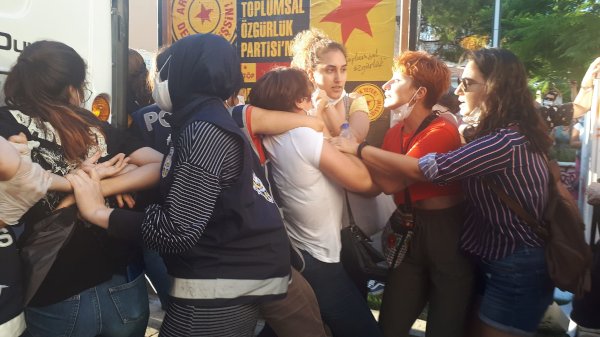 Kadınlar İstanbul Sözleşmesi için bir çok yerde eylem yaptı, İzmir’deki eyleme polis saldırdı