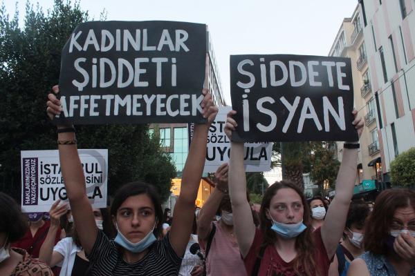 Kadıköy’de bir araya gelen kadınlar “İstanbul Sözleşmesini uygula” diye haykırdı