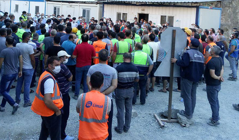 Artvin Valiliğinin Şantiyelerde kalınacak kararı sonrası  Yusufeli Barajı inşaatında çalışan işçiler greve başladı