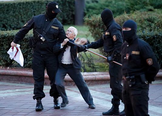 Belarus’ta kadınların eylemine polis saldırdı: Yüzlerce kişi gözaltına alındı