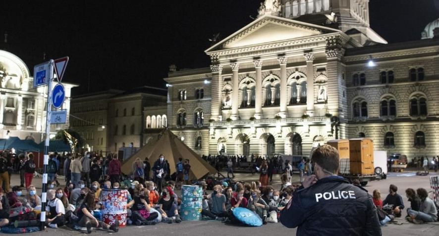 İklim aktivistleri Bern’de parlamento binası önündeki Bundesplatz Meydanı’nı işgal etti
