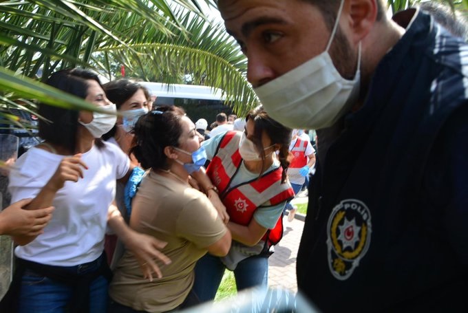 Boğaziçi Üniversitesi’nde eylem yapan BİMEKS işçilerine polis saldırısı: 20 kişi gözaltına alındı