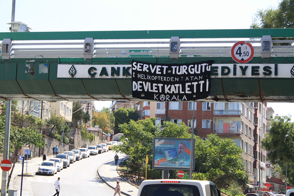 Ankaralı anarşist grup Karala Van’da askerler tarafından helikopterden atılarak öldürülen Servet Turgut için pankartlı eylem gerçekleştirdi