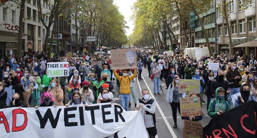 Köln’de gerçekleşen iklim eylemine binlerce kişi katıldı