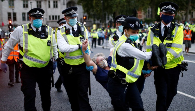 İngiltere’de “Yok Oluş İsyanı” iki hafta sürecek eylemlere başladı: Londra’daki eyleme polis saldırdı
