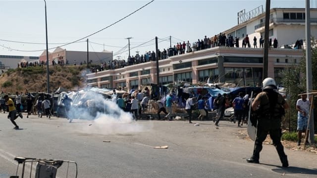 Moria kampında çıkan yangınların ardından barınaksız kalan mültecilerin eylemine polis saldırdı: Yeni kamp değil, özgürlük istiyoruz