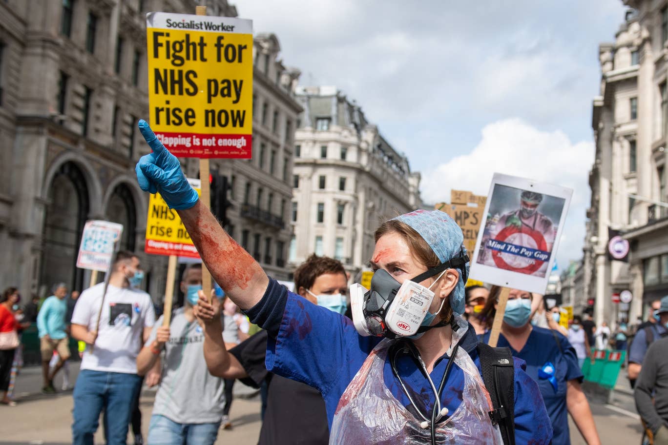 Londra’da yüzlerce sağlık çalışanı zam talebiyle eylem gerçekleştirdi