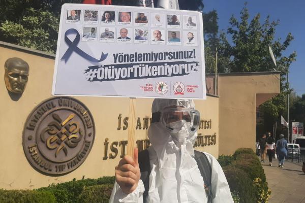Sağlık emekçilerinden İstanbul Tıp Fakültesi önünde eylem: Yönetemiyorsunuz, ölüyor, tükeniyoruz