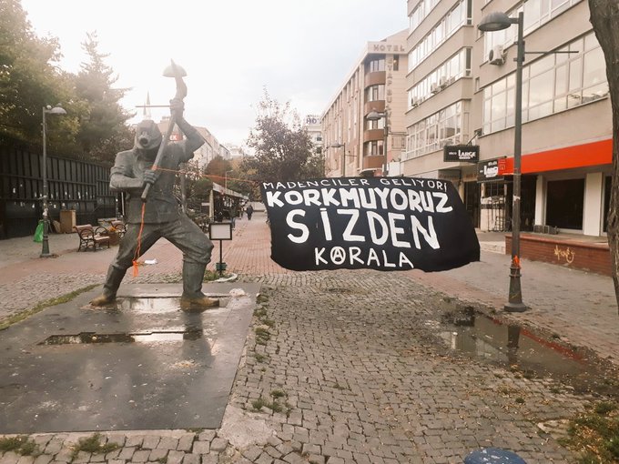 Ankaralı anarşistler Ankara’ya yürüyen maden işçileri için pankartlı eylem gerçekleştirdi