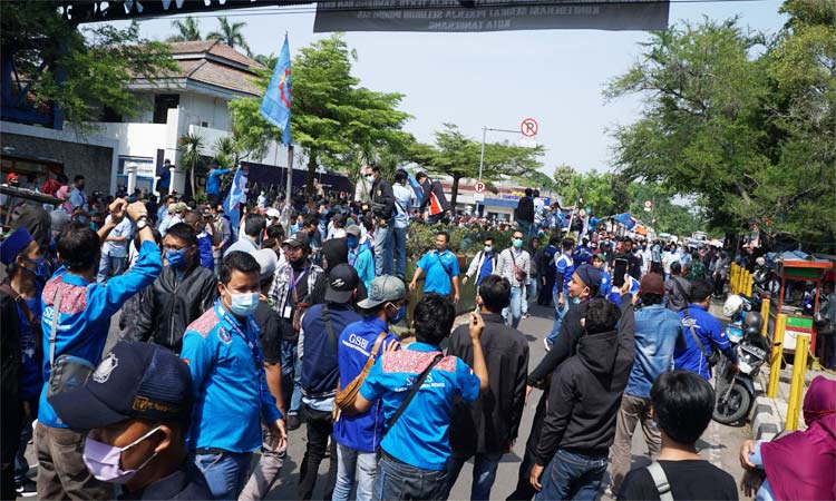 Endonezya’da işçilerin kazanılmış haklarını ortadan kaldıran yasaya karşı kitle grevi