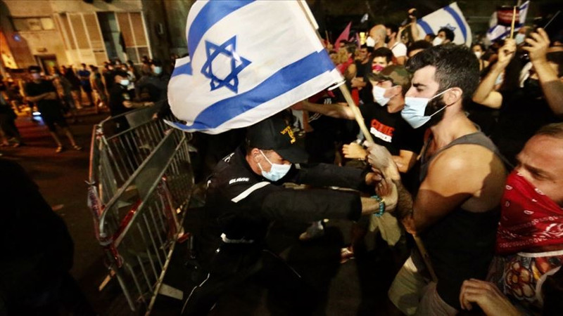 İsrail’de karantina gerekçesiyle getirilen kısıtlamaya rağmen Başbakan Benyamin Netanyahu karıştı eylemler sürüyor