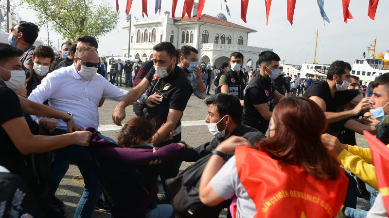 Kadıköy’de “Birlikte yürüyoruz” kampanyasını duyurmak için açıklama yapmak isteyen gençlik örgütlerine polis saldırdı
