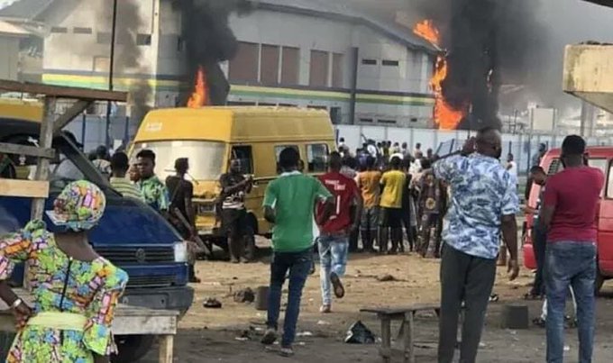 Nijerya’da isyan büyüyor: Eylemciler karakolları ateşe verdi, gıda depolarındaki mallara el koydu