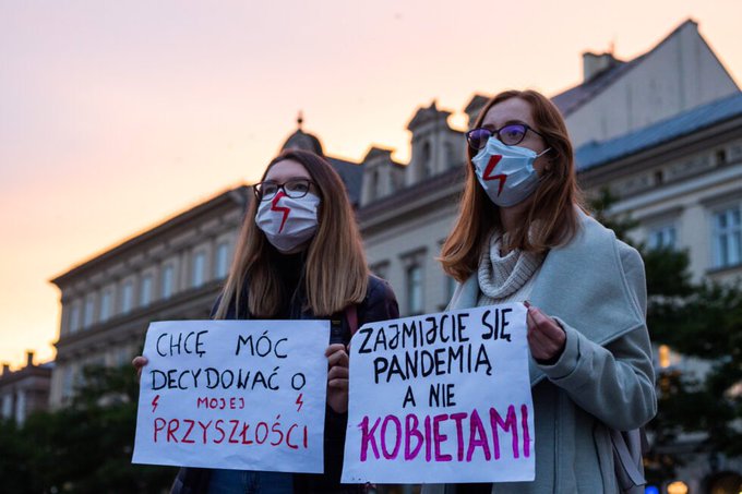 Polonya’da kürtajı yasaklayan karar sonrası sokağa çıkan kadınlara polis saldırdı