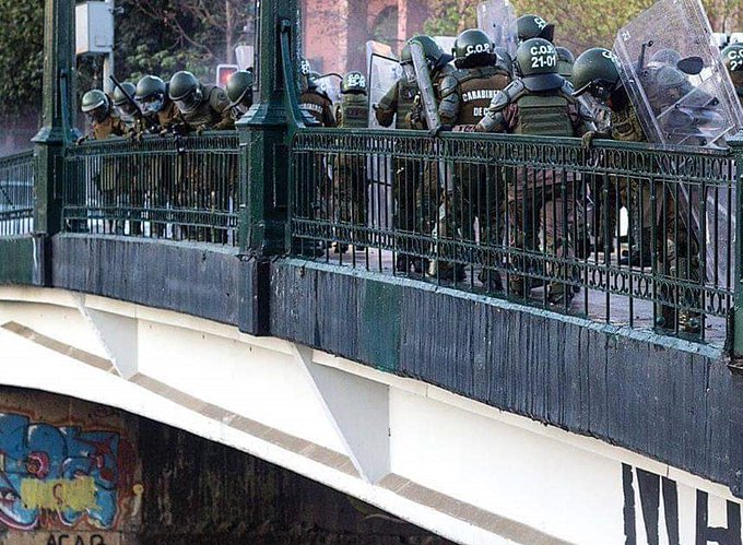 Şili’de polisin bir genci köprüden atması sonrasında eylemler yeniden şiddetlendi: “Onur Meydanı”eylemcilerin kontrolüne geçti