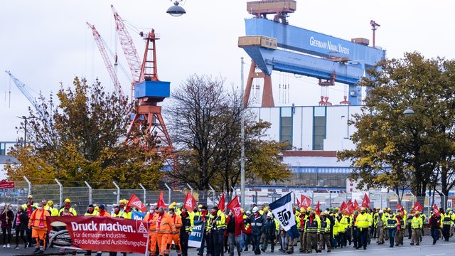 Tersane işçileri Almanya’nın Kiel kentinde işten çıkarmalara karşı eylem yaptı